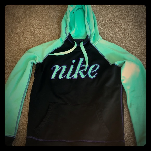 Nike Tops - Nike thermal fit hoodie